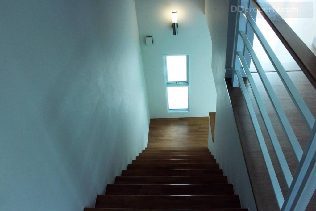 มีการเพิ่มแสงด้วยการเจาะผนังกระจกบานกระทุ้งเพื่อให้แสงเข้า และระบายอากาศได้ด้วย พร้อมโคมไฟติดผนัง 1 ตัว 