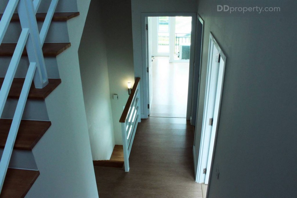 เราขึ้นมายังบริเวณพื้นที่ชั้น 2 นั้นจะประกอบไปด้วย  2 ห้องนอน 1 ห้องน้ำ และ หนึ่งห้องเก็บของ 