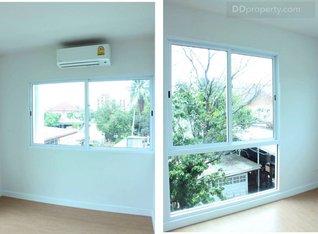 นี่เป็นพื้นที่ของห้องนอนที่ 1 ในบ้านเปล่า ซึ่งเป็นห้องที่อยู่ทางฝั่งขวามือบนชั้น 2  ห้องนอนนี้จะอยู่ตรงกับบริเวณมุมด้านหลังบ้าน ทำให้ทางโครงการออกแบบให้มีกระจกรับแสงจากทั้ง 2 ฝั่งของห้อง