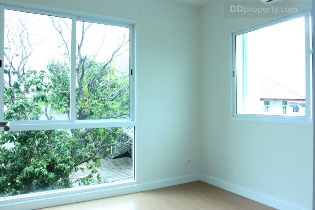 ภาพมุมกว้างภายในห้องนอนที่ 1 ของบ้านเปล่า