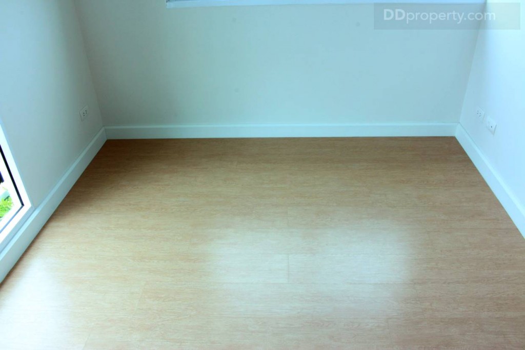 ห้องนอนที่ 1 มีพื้นที่  2.2 x 3.2 เมตรโดยประมาณ สามารถวางเตียงขนาด 5 ฟุตได้ แต่ก็คงจะเกือบเต็มพื้นที่ห้องพอดี 