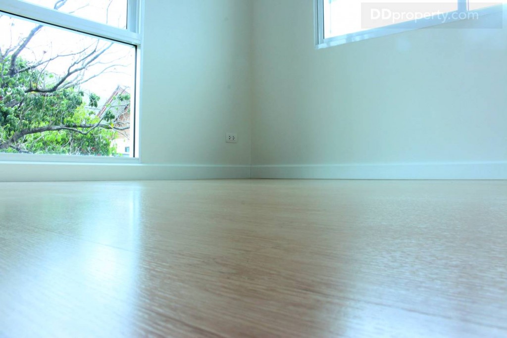 พื้นห้องนอนทุกห้องจะปูด้วย ลามิเนตลายไม้หนา  8 มม.