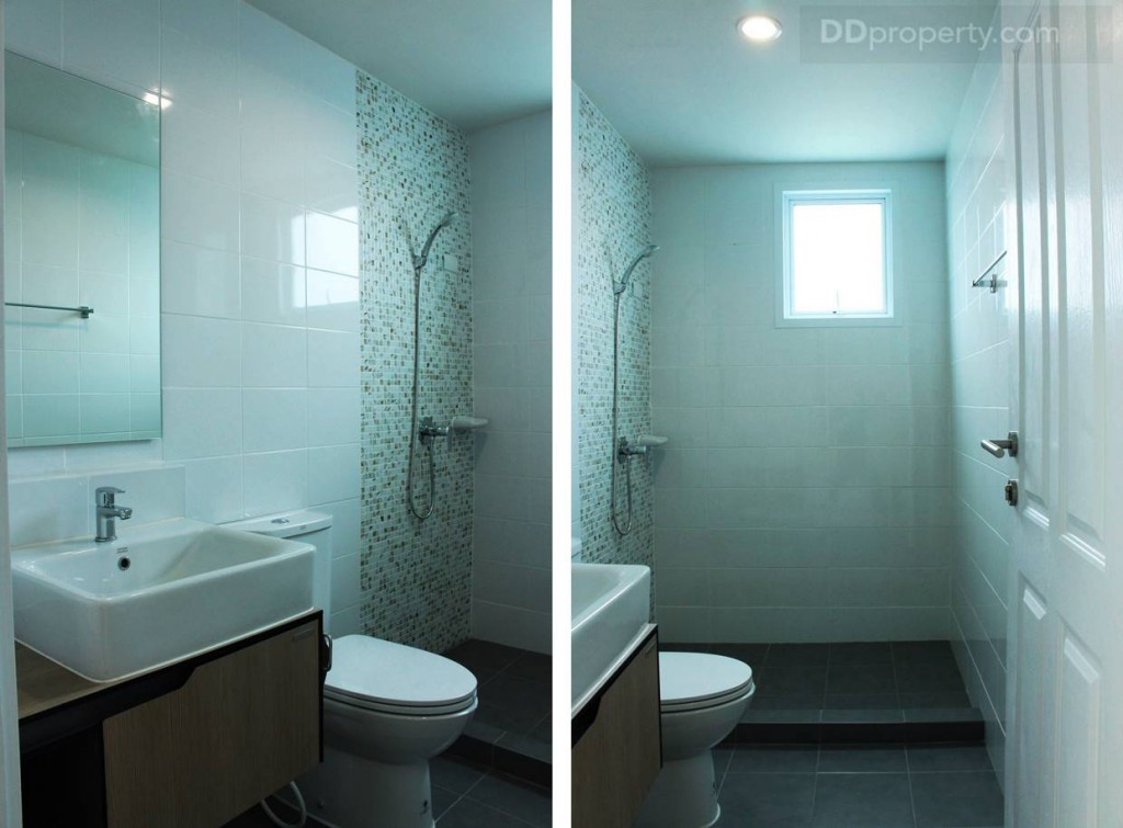 ถัดมาจากห้องนอนก็จะเป็นน้องน้ำกลางชั้น 2 โดยมีการจัดเรียงเป็นแนวยาวชิดผนัง พร้อมเจาะกำแพงให้แสงเข้า และเนื่องจากเป็นบานกระทุ้งจึงสามารถเปิดให้ระบายอากาศได้ พื้นห้องน้ำปูด้วยกระเบื้องผิวหยาบ ในขณะที่ผนังห้องน้ำเป็นกระเบื้องผิวเรียบ มีการยกขอบเพื่อกั้นน้ำในโซนเปียกไหลออกมาในโซนแห้ง แต่ไม่มีฉากกั้นอาบน้ำมาให้  