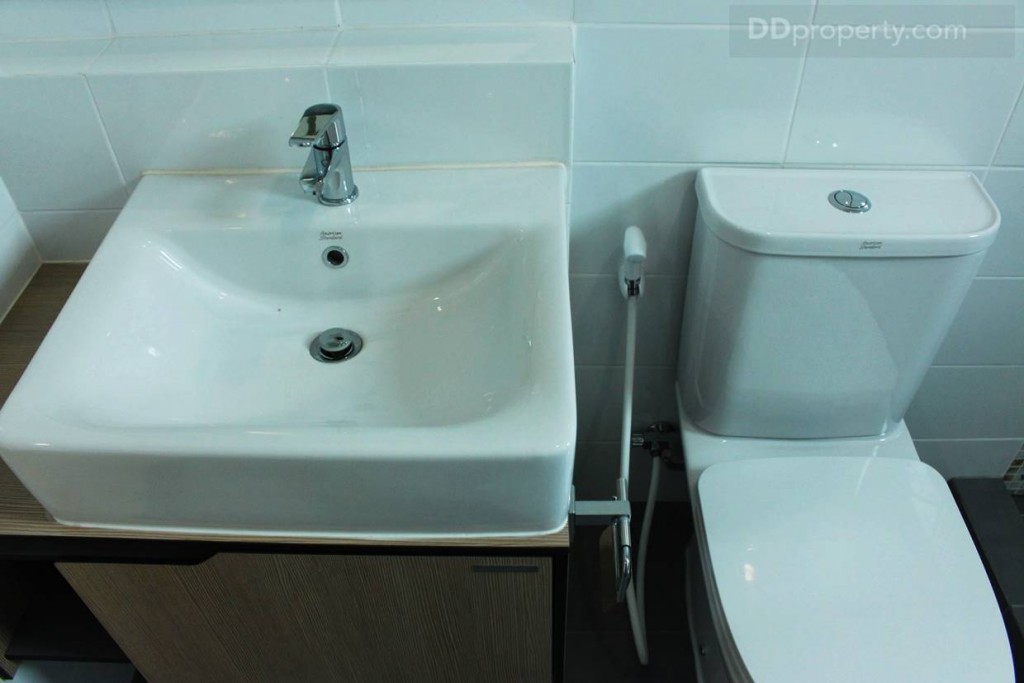 อ่างล้างหน้า และชักโครก ของ American Standard เช่นเดียวกันทั้งบ้าน 