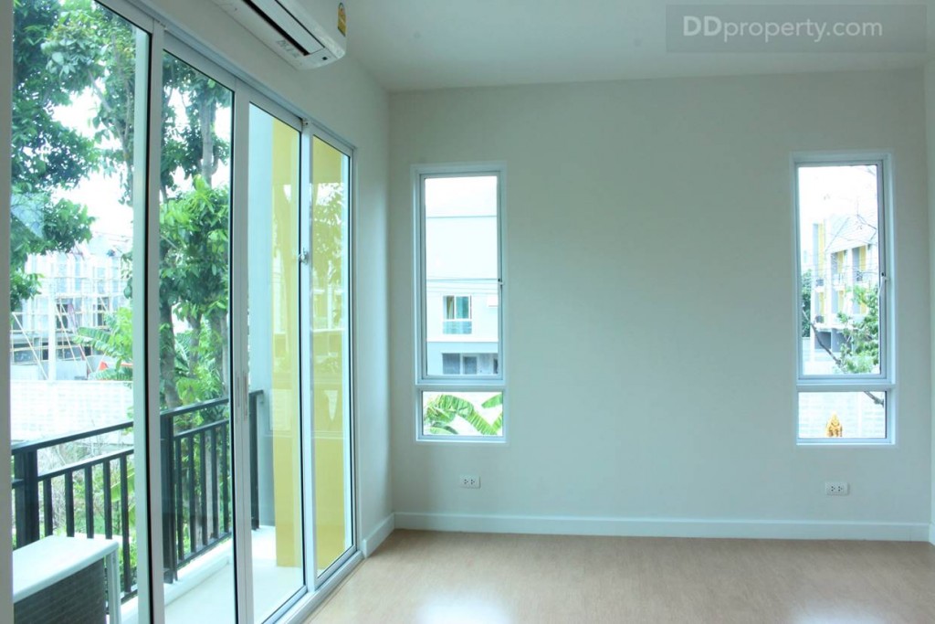 ห้องนอนที่ 2 เชื่อมต่อกับระเบียง ซึ่งหันไปทางหน้าบ้าน ทั้งยังมีการเจาะผนังติดกระจกบานกระทุ้งไว้ให้อีก 2 บาน สามารถวางเตียงได้บริเวณนี้  