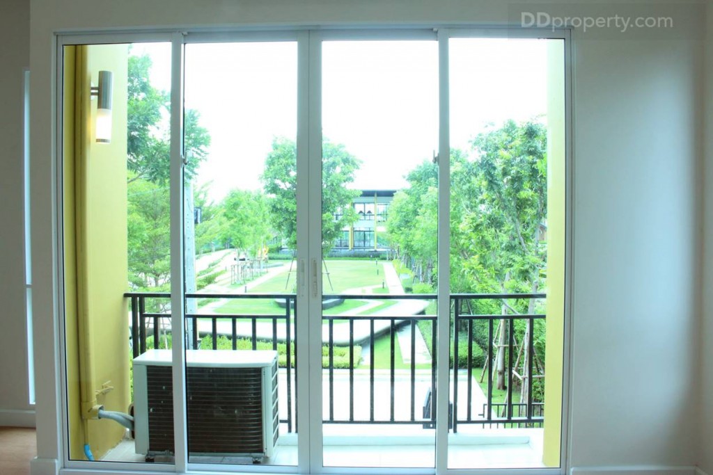 พื้นที่ระเบียงห้องนอนสอง มีความยาวเกือบเท่าขนาดของกำแพงห้อง ระเบียงมีพื้นที่ไม่กว้างนัก สังเกตได้จากคอมเพรสเซอร์แอร์ที่วางหันหน้าออกแทนที่จะหันข้าง หรือถ้าถึงเวลาจริงๆ ให้ติดคอมเพรสเซอร์แอร์แบบลอยตัวนะครับ น่าจะดูดีกว่า แต่บ้านจริงไม่มีแอร์ให้นะครับ