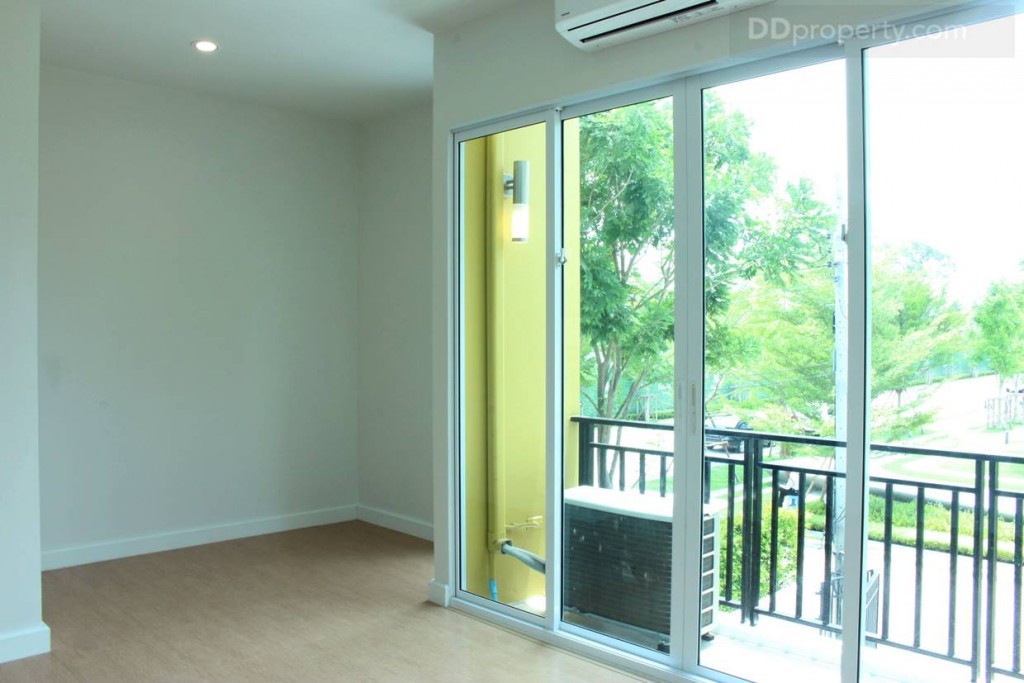 บริเวณนี้น่าจะเหมาะกับการตั้งโต๊ะเขียนหนังสือหรือทำเป็นมุมส่วนตัวออกแบบกันได้ตามชอบใจเลย 