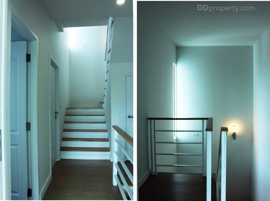 (ซ้าย) มือเป็นพื้นที่ของชั้นสอง ซึ่งประกอบไปด้วย ห้องเก็บของ (ประตูขวามือ ) ประตูซ้ายห้องนอน 1 และถัดมาเป็นห้องน้ำกลาง (ขวา)  เป็นพื้นที่ชั้นลอยบริเวณชั้น 3 มีการเจาะผนังเพื่อให้แสงเข้า พร้อมโคมไฟติดผนังเพื่อให้แสงสว่างในยามค่ำคืน