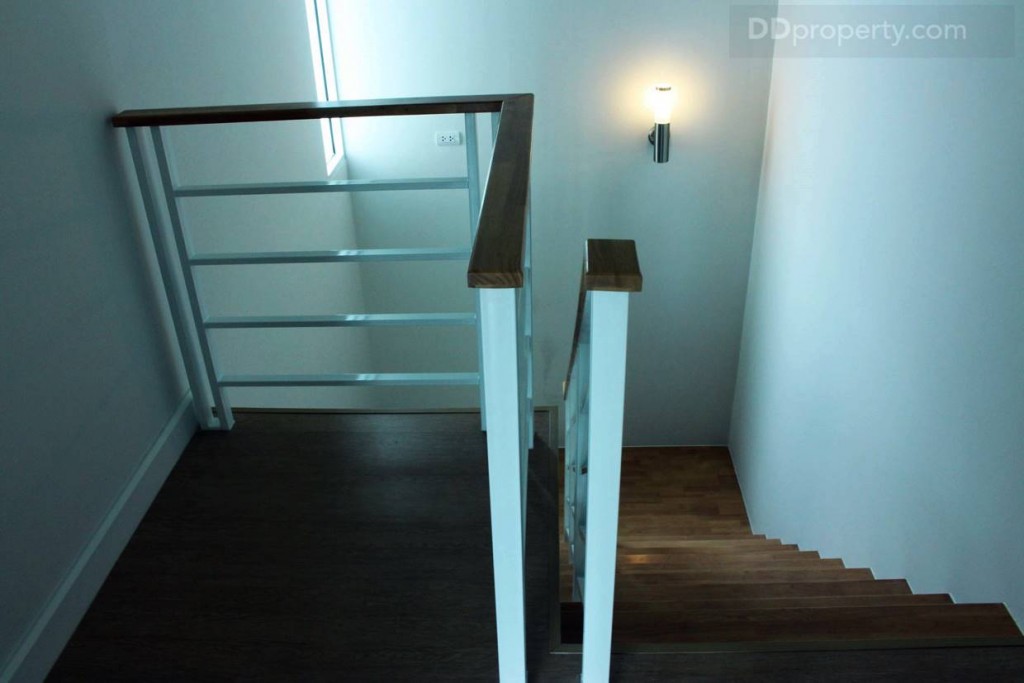 พื้นที่บริเวณนี้มีขนาด 0.75x 0.75 โดยประมาณ หลายบ้านอาจใช้เป็นที่วางหิ้งพระ หรือเป็นพื้นที่วางของตามแต่ไลฟ์สไตล์ 