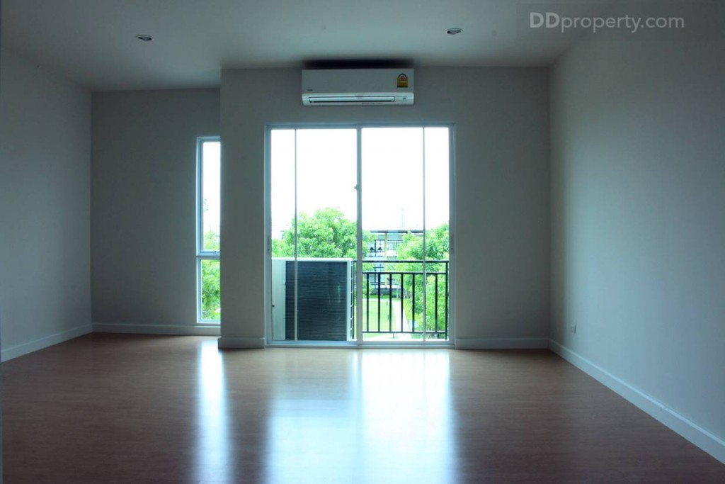 มุมมองภายในห้อง Master bedroom ของบ้านเปล่า ซึ่งมีขนาดเต็มพื้นที่ของชั้น 3 ปูพื้นด้วยลามิเนต ลายไม้หนา 8 มม. พื้นที่ภายในห้อง Master bedroom มีขนาดเท่ากับตัวบ้าน คือ 5 x 7.5 เมตรโดยประมาณ  