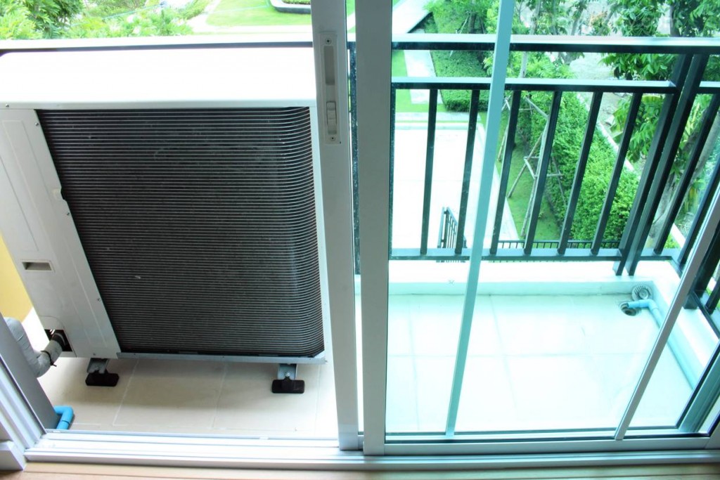 พื้นที่ระเบียงของ Master bedroom มีขนาดเล็กว่าห้องนอน 2 เกือบครึ่งๆ  ซึ่งพื้นที่ครึ่งหนึ่งของระเบียงก็เป็นที่วางคอมเพรสเซอร์แอร์ไปแล้วเกือบครึ่งนึง