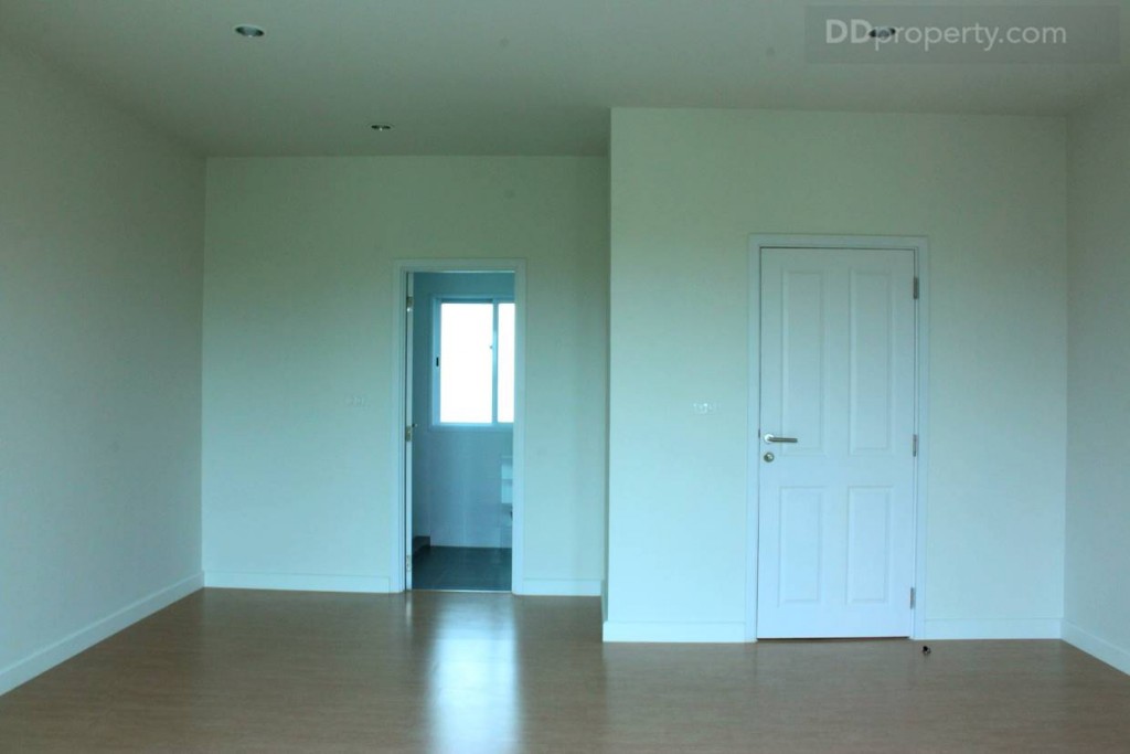 มุมมองด้านในภายในห้อง Master bedroom ประตูขวาเป็นทางเข้า-ออกจากห้องอยู่ติดกับบันไดชั้น 3 ด้านซ้ายเป็นห้องน้ำส่วนตัวของห้องนี้