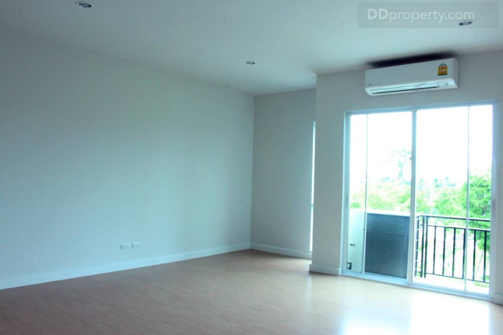 บริเวณนี้จากการวางแปลนของห้องทางโครงการน่าจะให้เป็นพื้นที่เอนเตอร์เทนเม้นท์ เป็นชั้นวางทีวี ดูได้จากการวางระบบไฟฟ้า พร้อมปลั๊กไว้ให้ อีกทั้งภายในห้องยังมีไฟดาวน์ไลท์ LED จำนวน 5 ดวง เปิด-ปิดด้วยสวิตช์รวมตัวเดียว