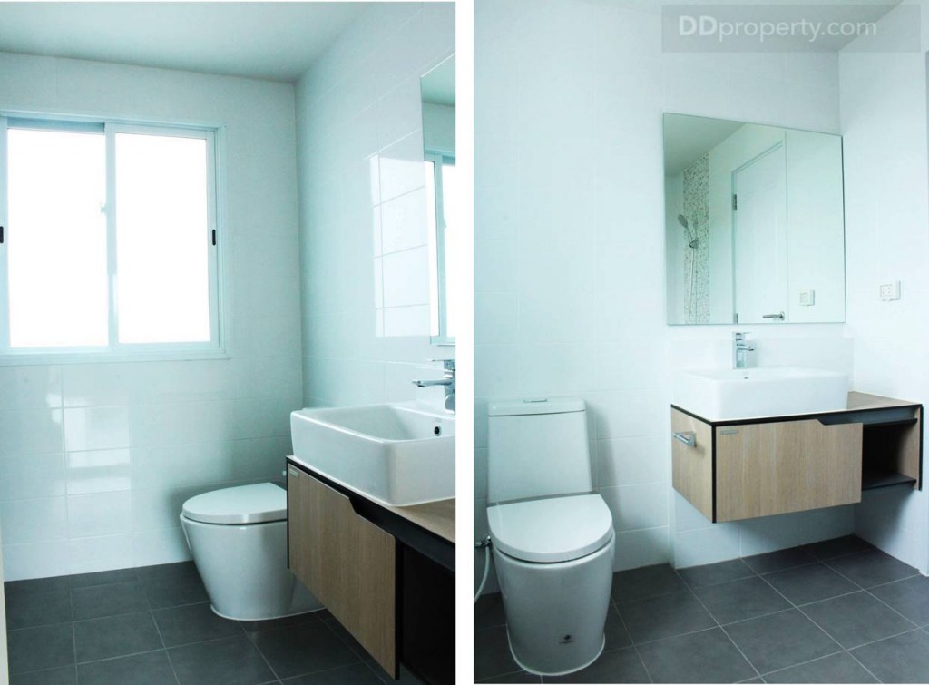 การจัดวางแปลนในห้องน้ำ ในส่วนของสุขภัณฑ์ จะอยู่ด้านขวามือทางเข้าห้องน้ำ อ่างล้างหน้า และชักโครก เป็นของ American Standard พร้อมบิลท์อินช่องเก็บของใต้อ่างล้างหน้า มีการเจาะกำแพงทำเป็นหน้าต่างบานเลื่อน เพื่อเปิดรับแสงและลม พื้นห้องน้ำเป็นพื้นกระเบื้องผิวหยาบ ผนังห้องน้ำเป็นกระเบื้องผิวเรียบ ส่วนฝั่งซ้ายเป็นที่อาบน้ำมีการยกขอบเพื่อกันน้ำไหล แต่ไม่มีฉากกั้นอาบน้ำมาให้  