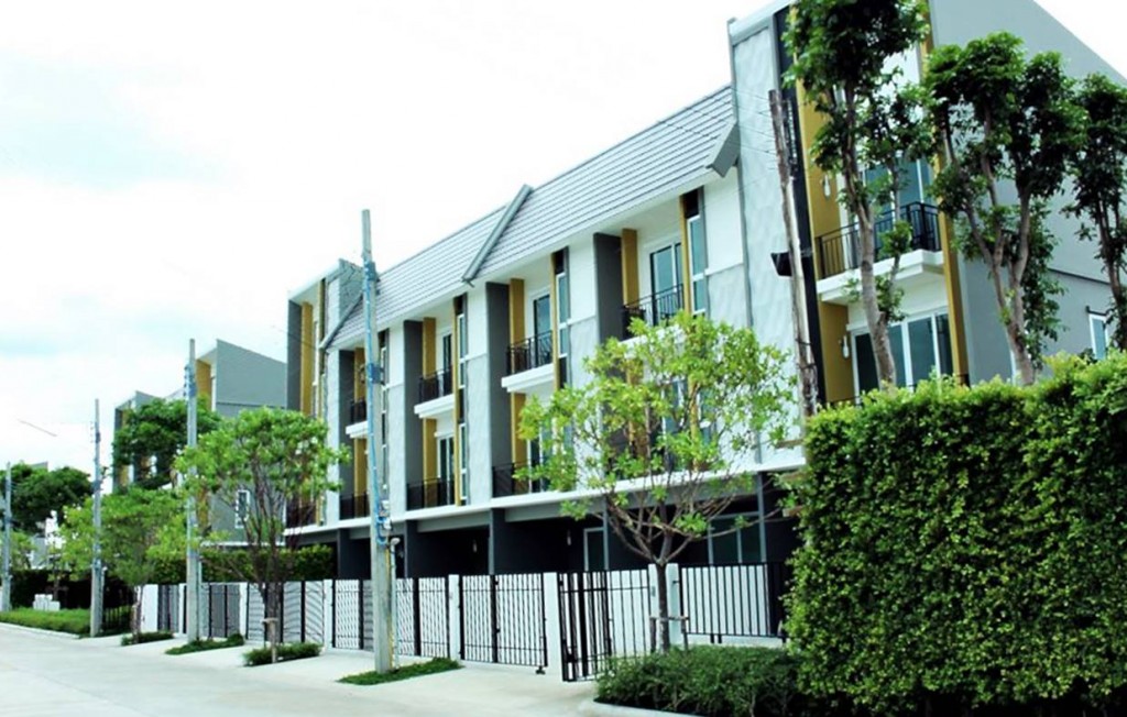 ฟลอร่า ติวานนท์ เป็นทาวน์โฮม 3 ชั้นสไตล์โมเดิร์น ขนาด 3 ห้องนอน 3 ห้องน้ำ จำนวนทั้งสิ้น  234 ยูนิต