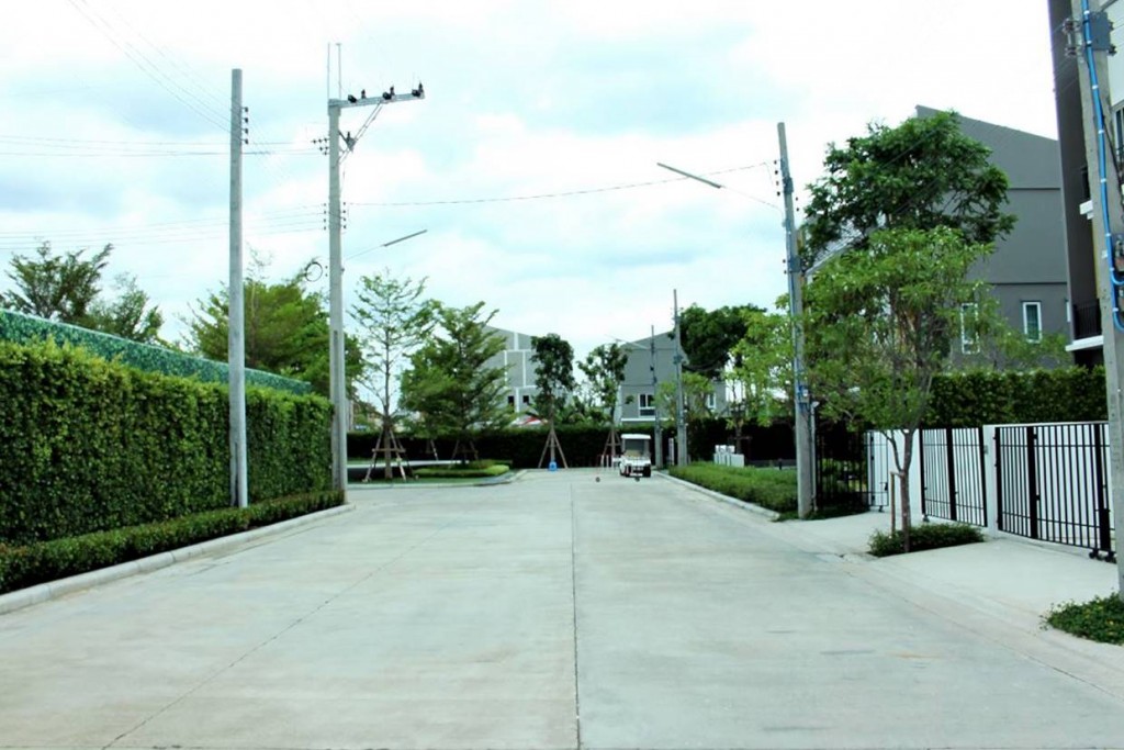 ถนนด้านหน้าทางเข้าโครงการเป็นถนนคอนกรีต 3 เลน กว้าง 12 เมตรโดยประมาณ 