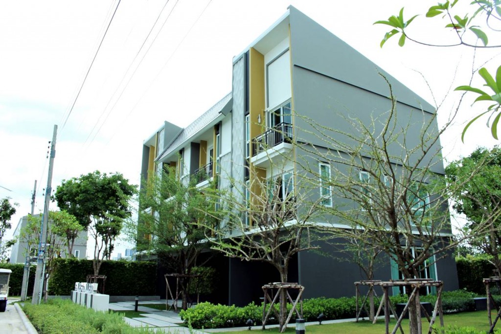 ถัดมาจะเป็นในส่วนของบ้านตัวอย่างที่มีการตกแต่งแล้ว โดยโครงการจะมีแบบบ้านให้ดูทั้ง 2 แบบ ทั้งแบบบ้านเปล่า และแบบตกแต่งแล้ว  