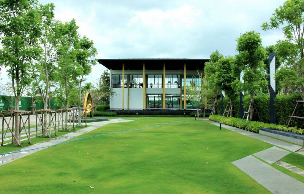 พื้นที่สวนส่วนกลางขนาดใหญ่ บริเวณด้านหน้าของคลับเฮาส์สไตล์ Modern 