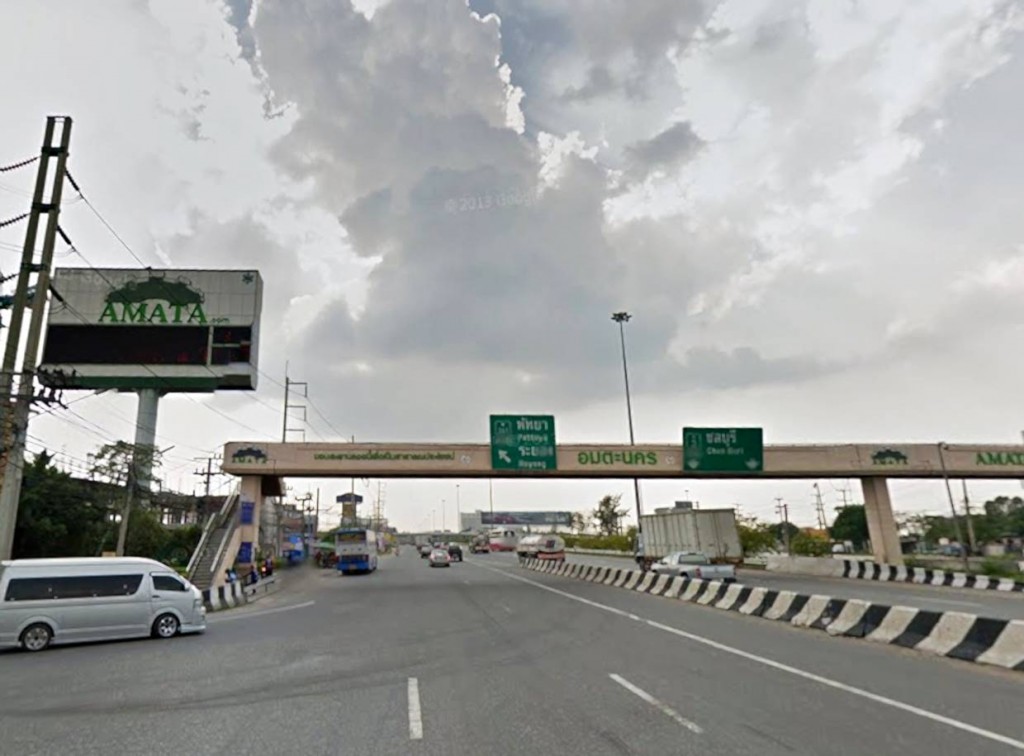 จากถนนบางนา-ตราด (ทางหลวงหมายเลข 34) มุ่งหน้าสู่จังหวัดชลบุรี (อำเภอเมือง) จะผ่านนิคมอุตสาหกรรมอมตะนคร