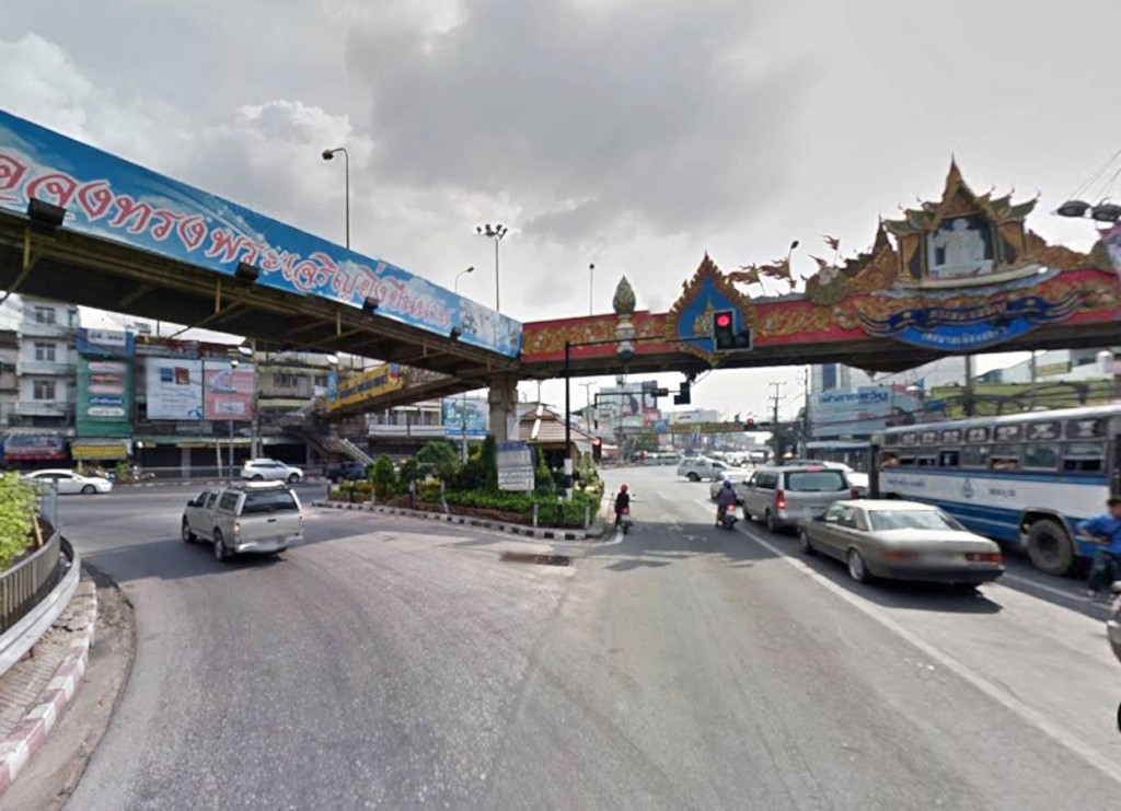 วิ่งตรงยาวจนถึงแยกเฉลิมไทย (อำเภอเมือง)