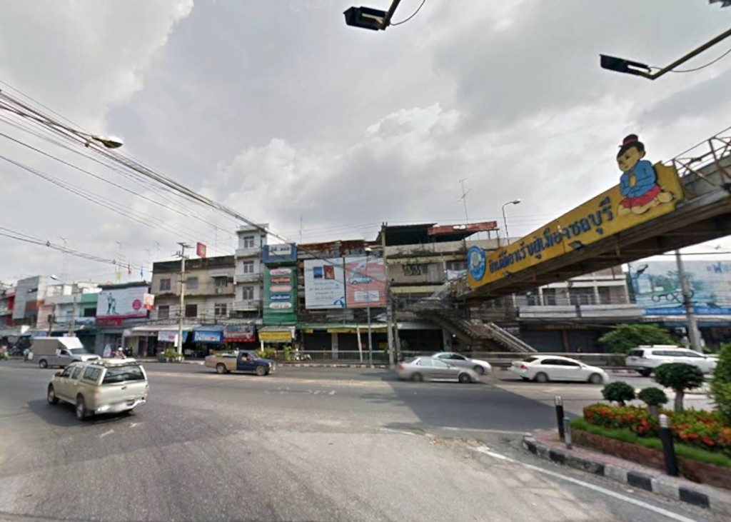 เลี้ยวซ้ายบริเวณแยกเฉลิมไทย เข้าสู่ถนนศุขประยูร (อำเภอเมือง)