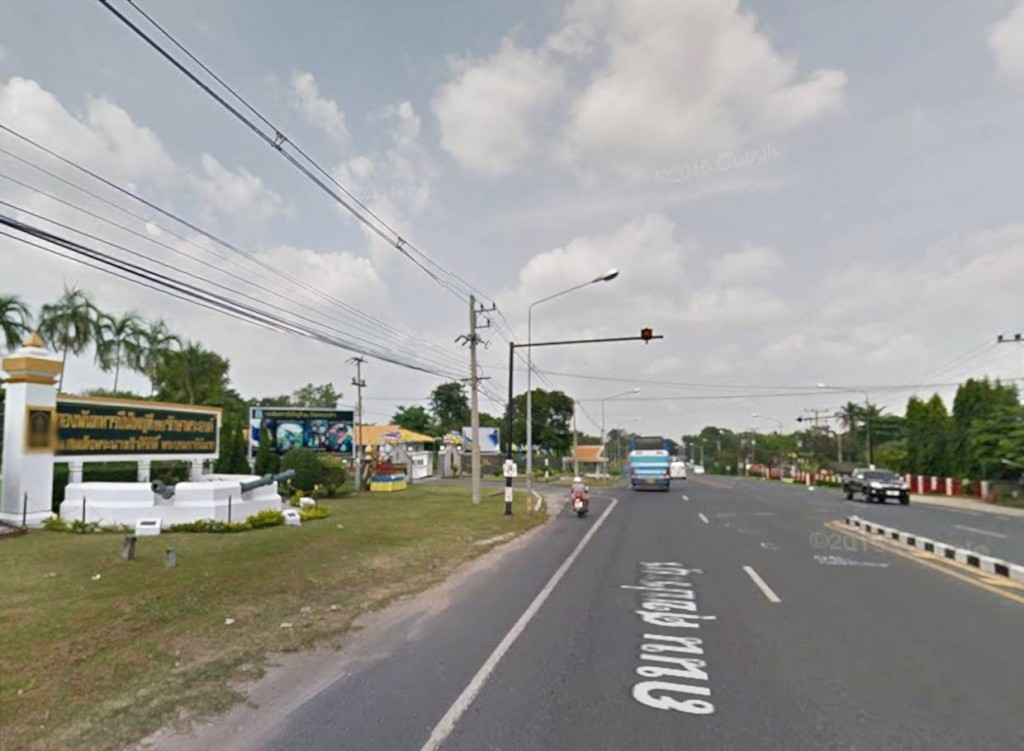 ตรงไปตามทางประมาณ 1.6 กม. จะถึงด้านหน้ากองพันทหารปืนใหญ่ที่ 21 รักษาพระองค์ ให้ไปกลับรถ