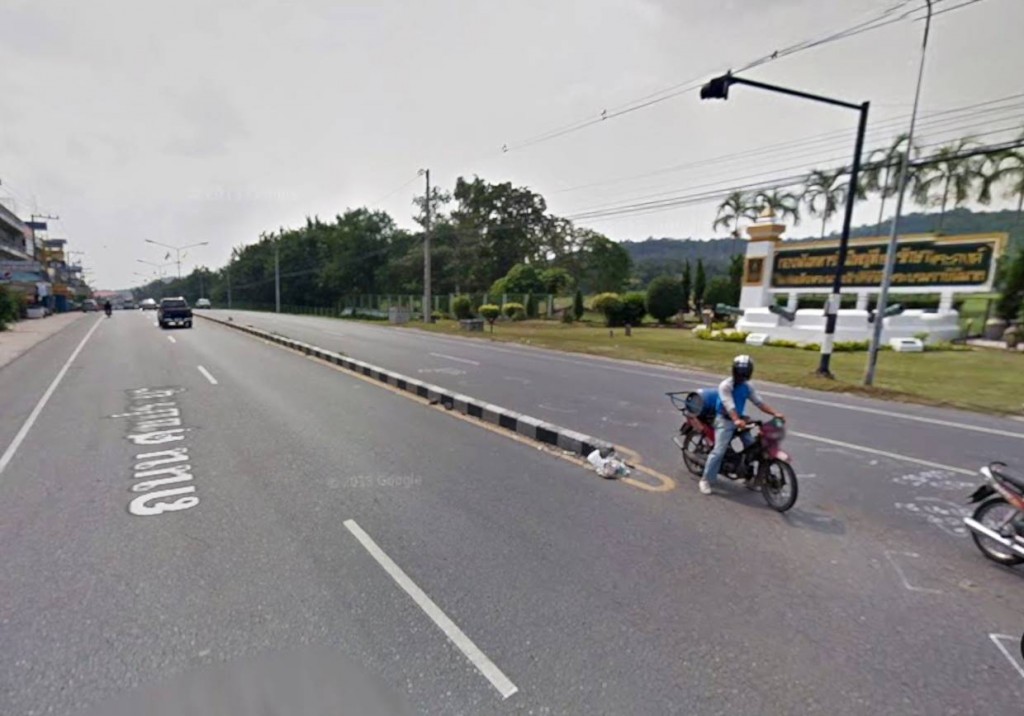 จากนั้นจะเห็นกองพันทหารปืนใหญ่ที่ 21 รักษาพระองค์ อยู่ทางขวามือให้ตรงไปอีกประมาณ 450 เมตร จะถึงที่ตั้งโครงการ อยู่ทางซ้ายมือบริเวณปากซอยบ้านสวน – ศุขประยูร 23