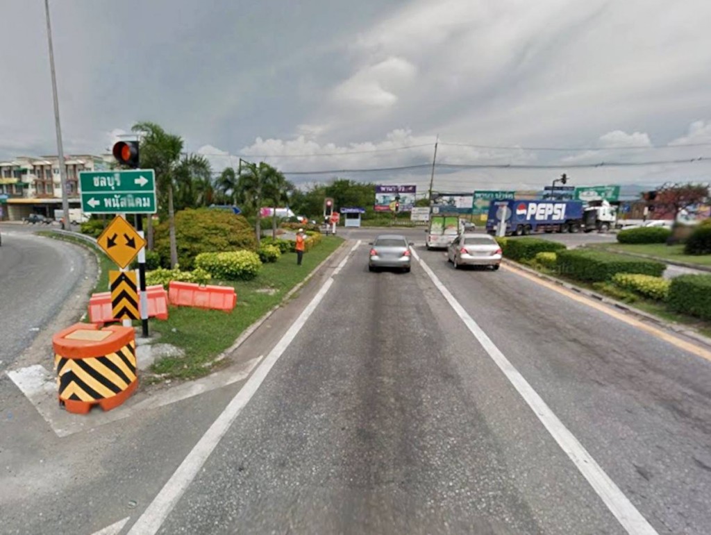 ชิดเลนขวามุ่งเข้าชลบุรี เมื่อถึงสี่แยกให้เลี้ยวขวาเข้าถนนศุขประยูร มุ่งหน้าเข้าสู่อำเภอเมืองชลบุรี 