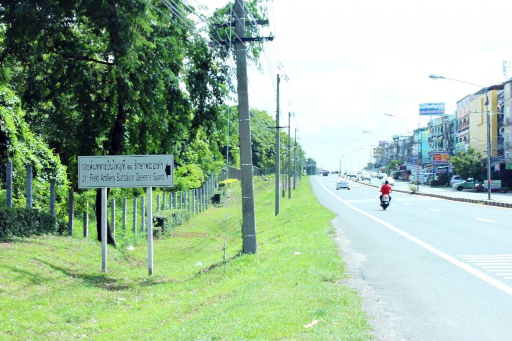 ฝั่งตรงข้ามโครงการจะเป็น กองพันทหารปืนใหญ่ที่ 21 รักษาพระองค์