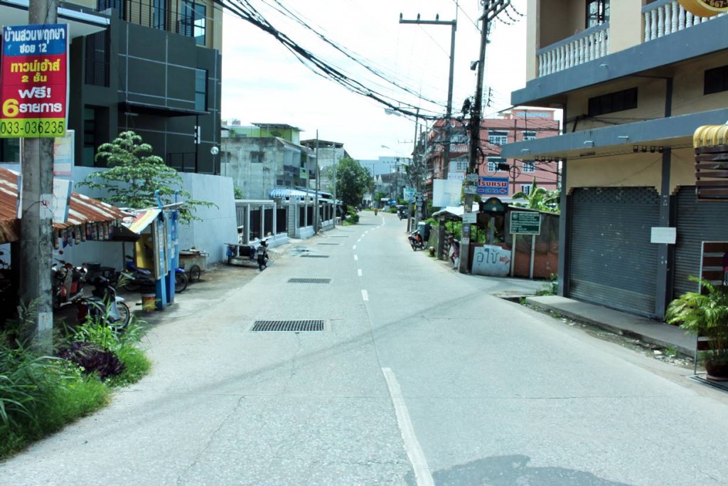 ถนนภายในซอยบ้านสวน – ศุขประยูร 23 จะกว้างประมาณ 6 เมตร