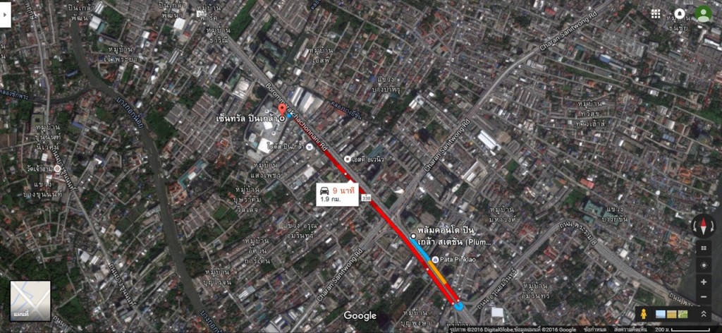 เนื่องจาก เซ็นทรัลฯ ปิ่นเกล้า อยู่ฝั่งตรงข้ามโครงการ เราจึงต้องกลับรถที่แยกอรุณอัมรินทร์ก่อนเพื่อข้ามมาอีกฝั่งหนึ่ง ตัวห้างจะอยู่เลยแยกบรมฯ ไปเล็กน้อย