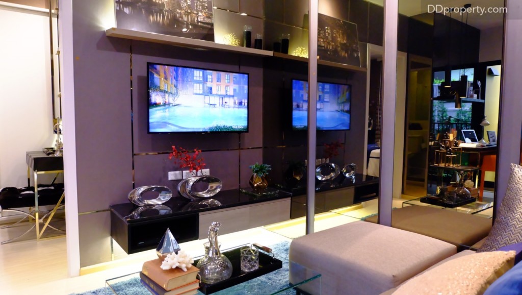 ระยะห่างจากจุดวางโซฟาค่อนข้างเยอะดังนั้นสามารถหาโต๊ะกาแฟมาวางได้ สำหรับขนาดของโซฟาที่แนะนำคือ 3-4 ท่าน, งานบิลท์อินหินอ่อนด้านล่างทีวีไม่ได้ให้มาด้วยรวมถึงบิลท์อินชั้นวางข้างบน