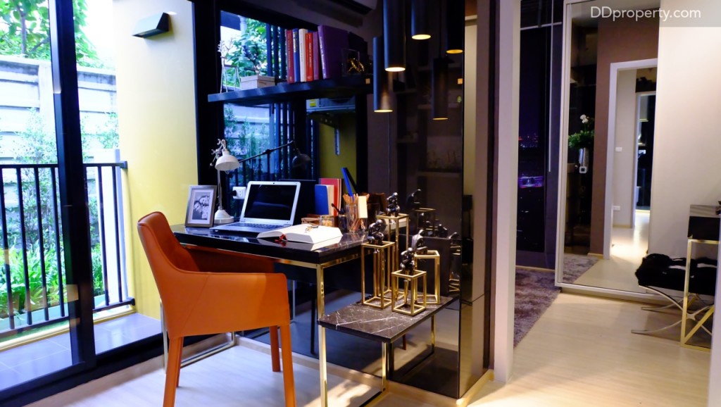 อีกมุมหนึ่งสามารถจัดเป็นโต๊ะทำงานได้ อยู่ติดกับระเบียงขนาด 2 เมตรเท่ากับระเบียงบริเวณ ห้องครัว