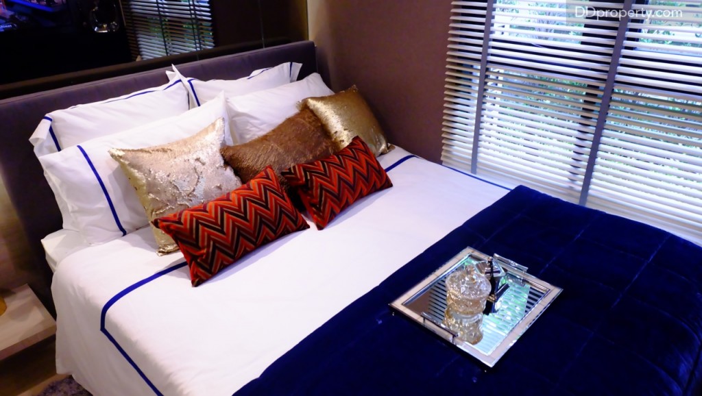  ห้องนอนใหญ่มีหน้าต่างบานกระทุ้งเหมือนกับห้องนอนเล็ก โดยผู้อาศัยสามารถนำม่านมาติดได้ 