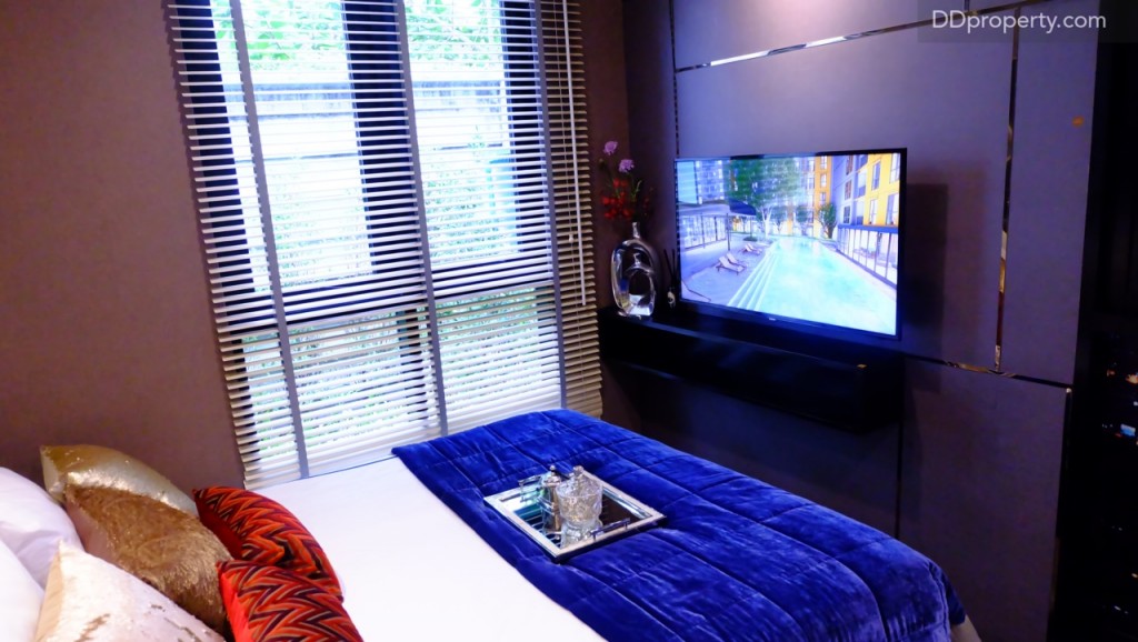 แนวความยาวของห้องเท่ากับส่วนของห้องนอนเล็กดังนั้น หากต้องการติดทีวีในห้องนี้ ควรเป็น ทีวีแบบแขวนจะดีกว่า พื้นด้านหลัง ห้องจริงเป็นผนังฉาบเรียบสีขาว ห้องนอนใหญ่จะไม่มีระเบียง 