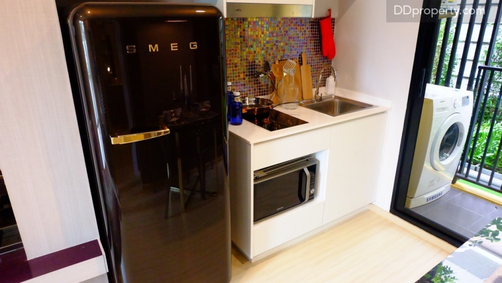 ตำแหน่งครัวจะให้งานบิลท์อินและชุดครัวมาให้ ตู้เย็นในห้องตัวอย่างเป็นเพียงไอเดียในการแต่งห้องเท่านั้น 