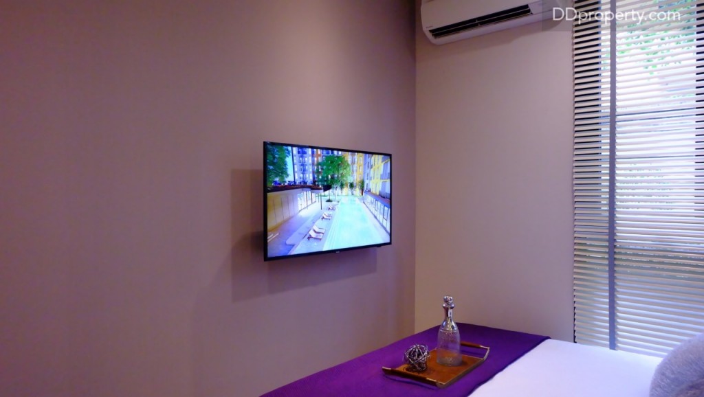 แต่ตรงปลายเตียงอาจจะต้องติดตั้งทีวีชนิดแขวนซึ่งจะทำให้เหลือพื้นที่เดินผ่านไปมาได้มากกว่า