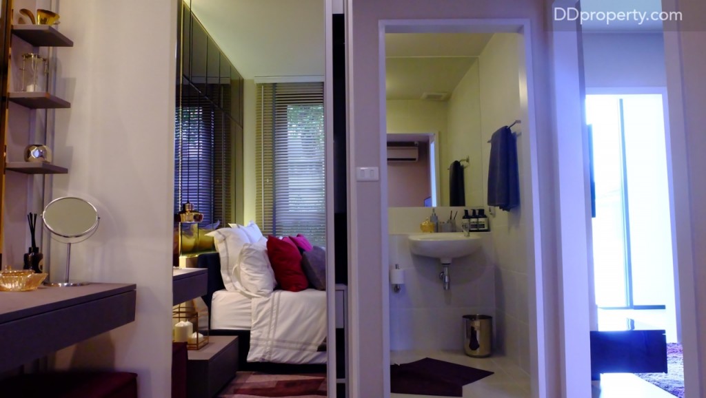 บริเวณข้างเตียงเหลือพื้นที่พอที่จะบิลท์อินโต๊ะเครื่องแป้งได้  โครงการให้ตู้เสื้อผ้า  บิ้ลท์อินแบบบานเลื่อนให้ เป็นโปรโมชั่นช่วงพรีเซล