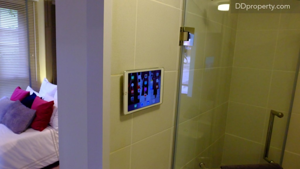 สำหรับผู้ที่ต้องติดตามข่าวสารหรือโซเชียลในขณะทำธุระก็สามารถติดตั้งที่ยึดตัวแท็ปเล็ตกับผนังได้ (ระวังเปียกด้วยนะครับ)