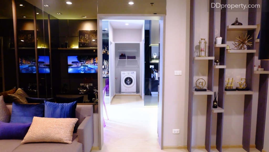 หากไม่ต้องการให้ด้านหลังดูโล่งจนเกินไปสามารถตกแต่งเป็นชั้นวางของ หรือชั้นวางหนังสือได้ มีการจัด outlet ปลั๊กรองรับการใช้งานดังในรูป