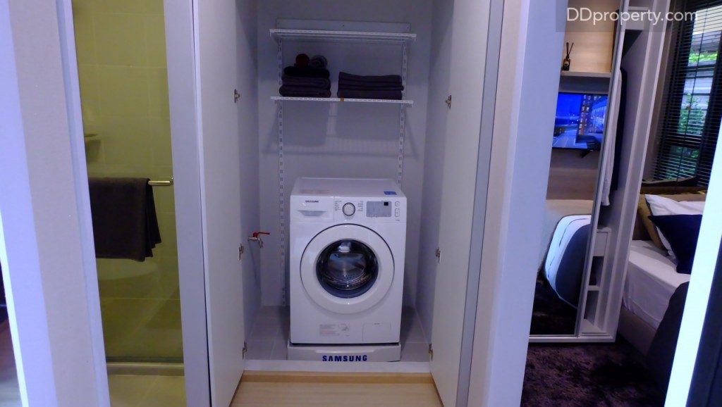 ด้านซ้ายของโซนครัวจะเป็นตำแหน่งของห้องน้ำและห้องนอนเล็กพร้อมพื้นที่ตรงกลางที่มีการบิลท์อินตู้มีประตูเปิด-ปิดเพื่อเก็บเครื่องซักผ้าได้ซึ่งบริเวณนี้โครงการติดตั้งท่อน้ำต่อเครื่องซักผ้ามาให้ งานบิวท์อินที่เห็นทั้งสองมีมาให้เหมือนห้องตัวอย่างหากปิดก็จะดูโล่งขึ้นมาทันที  