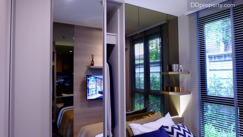 พื้นที่ข้างหัวเตียงสามารถบิลท์อินตู้เสื้อผ้าและชั้นวางของประดับได้ ผนังตรงหัวเตียง ที่เป็นกระจกเงาห้องจริงจะเป็นผนังฉาบเรียบติดวอลเปเปอร์