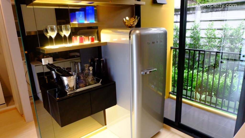 สำหรับครัวในยูนิตนี้ ทางโครงการได้บิลท์อิน เคาน์เตอร์ครัวมาเหมือนกับห้องแรก ส่วนงานบิลท์อินชั้นวางไม่ได้ติดตั้งมาให้ด้วย