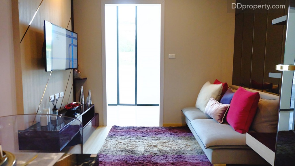 เมื่อเปิดประตูเข้ามาจะพบกับโซนนั่งเล่นก่อนซึ่งระยะห่างจากจุดวางโซฟาถึงชั้นวางทีวีประมาณ 2.5 เมตรซึ่งถือว่าอยู่ในระยะที่พอเหมาะ  พื้นในส่วนนี้ปูด้วย ลามิเนตหนา 8 มม. ซึ่งเป็นความหนาที่พอดี