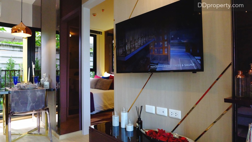 พื้นที่ผนังก่อนถึงตำแหน่งของประตูห้องนอนมีขนาดกว้างพอที่จะสามารถแขวนทีวีขนาด 40 นิ้วขึ้นไปได้อย่างสบาย