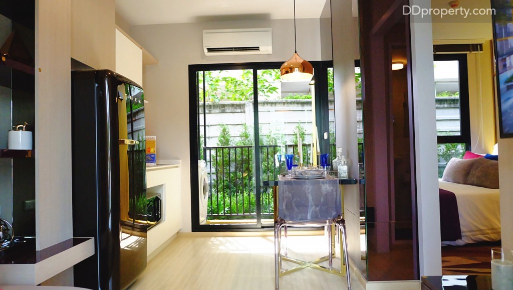 ถัดมาจะเป็นโซนของครัวและมุมสำหรับวางโต๊ะกินข้าว ซึ่งสามารถเลือกวางโต๊ะขนาด 2 ที่นั่งได้ 