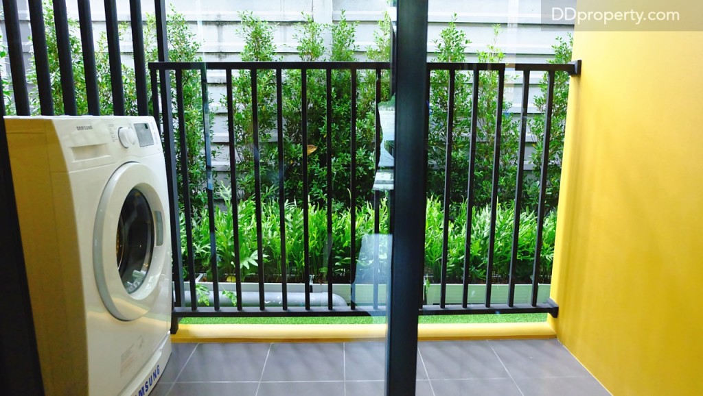 ติดกับห้องครัวเป็นระเบียงส่วนตัวความกว้างประมาณ 1.5 เมตร บริเวณระเบียงสามารถวางเครื่องซักผ้าไ ด้ทั้งชนิดฝาหน้าและฝาบน (โครงการไม่ได้แถมมาให้)