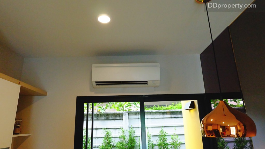 เครื่องปรับอากาศ ติดตั้งบริเวณด้านบนของประตูระเบียง สำหรับลูกค้าที่จองช่วงพรีเซลจะได้รับแอร์ เป็นโปรโมชั่นด้วย  