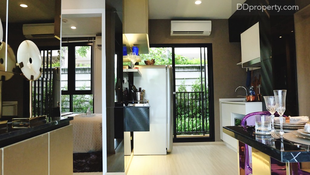 เมื่อเข้ามาจะเจอกับโซนครัวและรับประทานอาหารก่อน