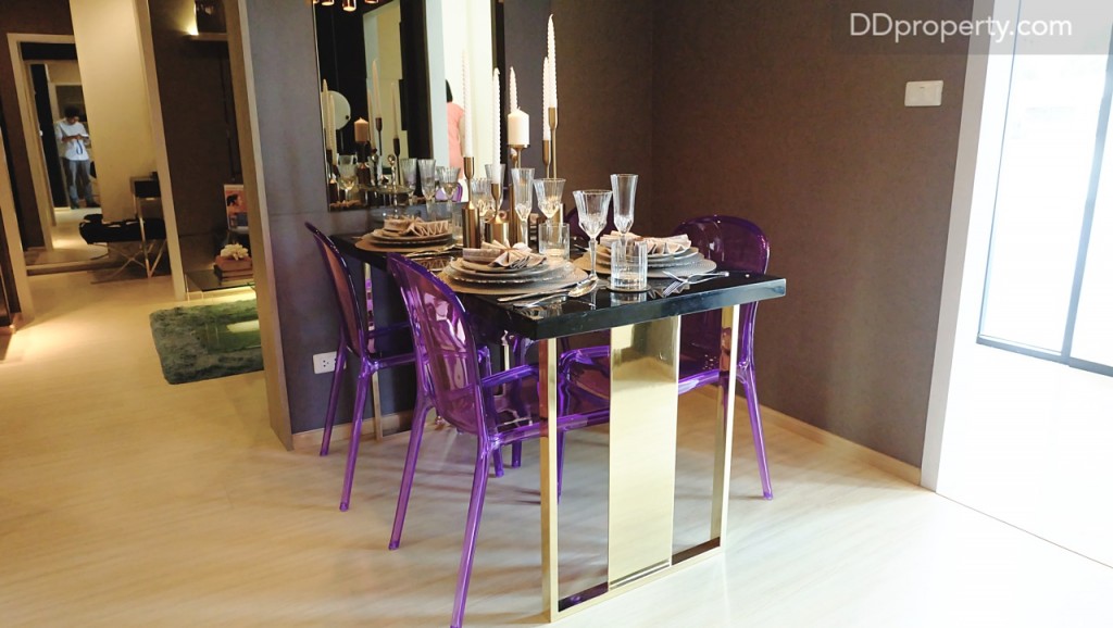 ด้านขวาของทางเข้าคือสามารถจัดวางโต๊ะรับประทานอาหารขนาด 3-4 ท่านได้ พื้นปูด้วยลามิเนตหนา 8 มม. เช่นเดียวกัน